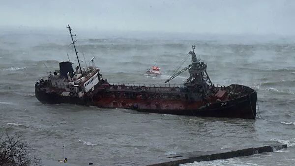 Авария танкера в Одессе: содержание нефти в море превышает в 157 раз допустимое