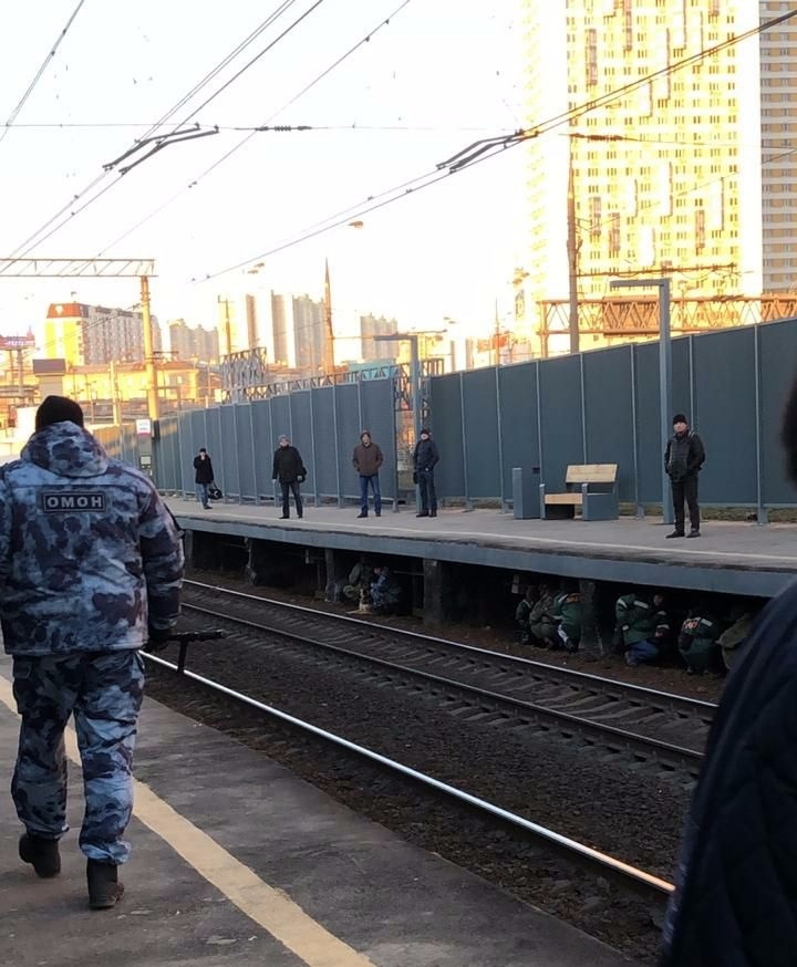 Во время постановочной поездки Путина на электричке силовиков загнали под перон. ФОТО