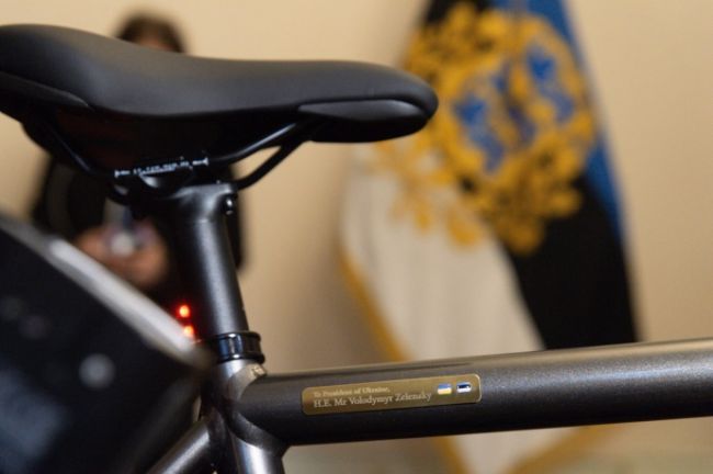 Президентка Естонії подарувала Зеленському велосипед