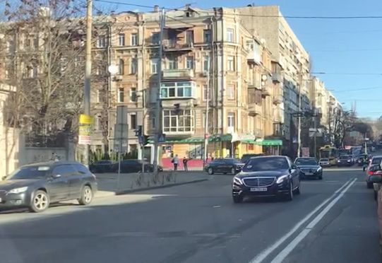Центр Києва знову перекривали для проїзду кортежу: ВІДЕО