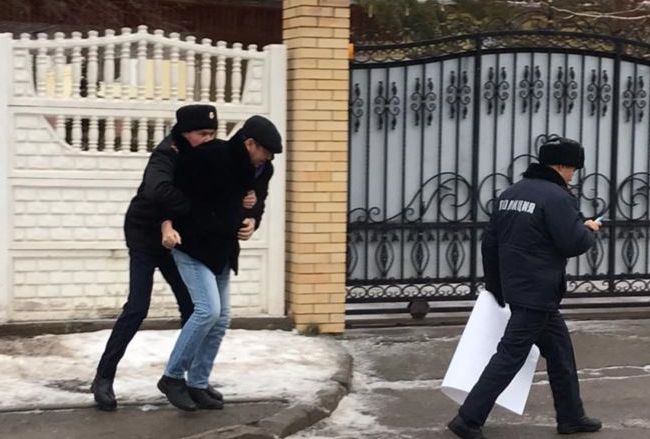 Художник з Казахстану прийшов до посольства України, щоб просити вибачення за заяву Токаєва про Крим