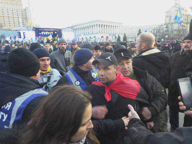Во время вече на Майдане поймали провокатора: он бросил в сторону сцены несколько яиц. ВИДЕО+ФОТОрепортаж