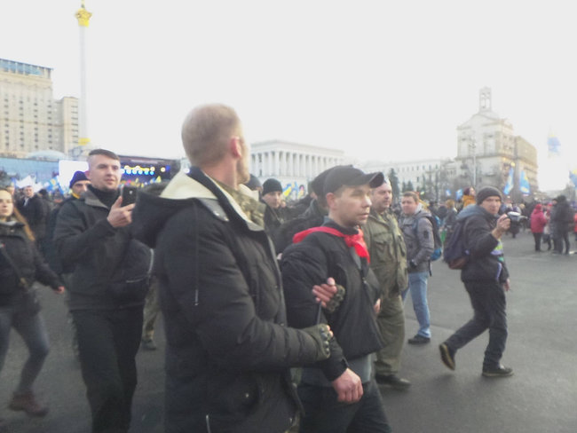Во время вече на Майдане поймали провокатора: он бросил в сторону сцены несколько яиц. ВИДЕО+ФОТОрепортаж