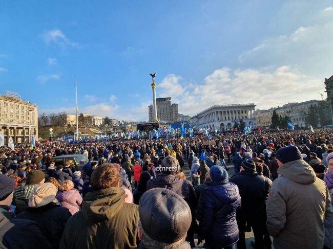 Десятки тисяч людей, світове українство, всі патріотичні сили обєдналися проти капітуляції