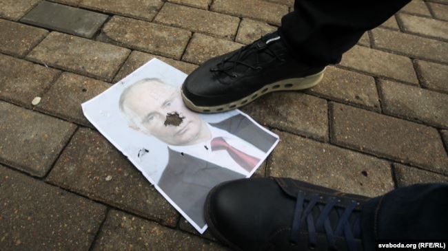 «Аншлюс» Білорусі відкладається, тиск Москви на Мінськ триває
