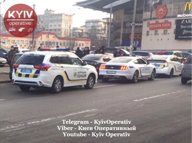 В Киеве задержали Мустанг на луганских номерах раскрашенный под автомобиль полиции: ФОТО