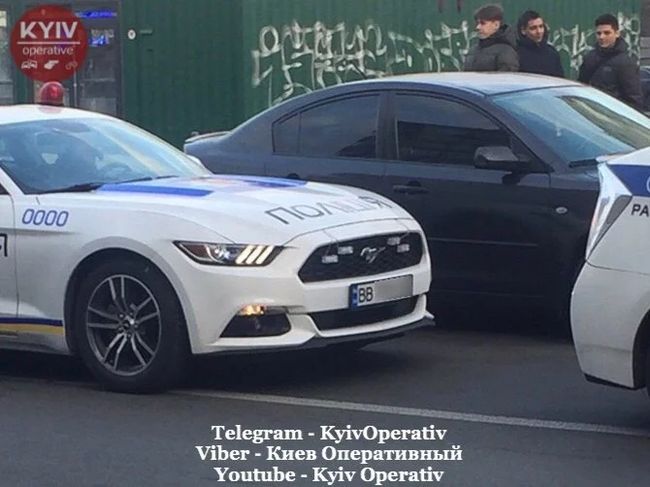 В Киеве задержали Мустанг на луганских номерах раскрашенный под автомобиль полиции: ФОТО