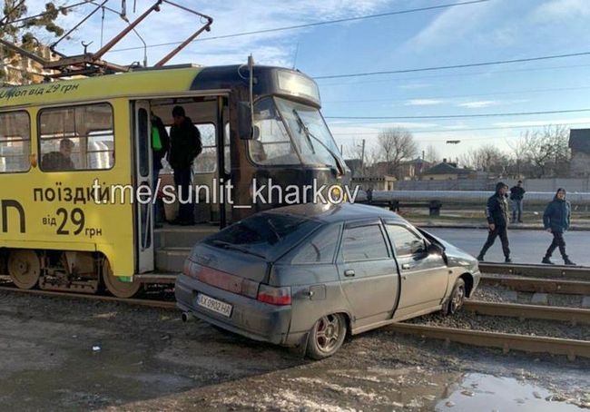 Предновогоднее ДТП в Харькове: трамвай снес автомобиль (ВИДЕО)