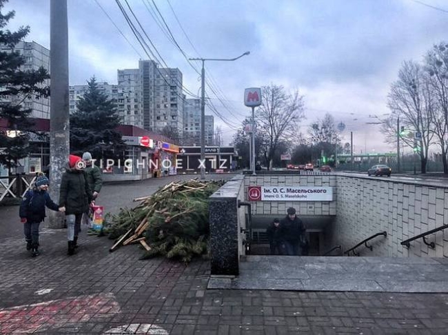 Харьковчан возмутил «елочный беспредел» в городе (ФОТО)