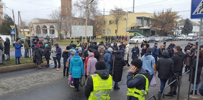 Протесты в Каховке: судмедэксперты проведут повторную экспертизу тела убитого (ВИДЕО)