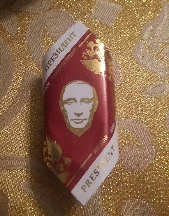 В Омске детям раздали конфеты с Путиным. В составе — водка и перец