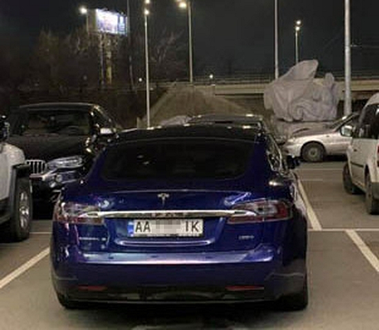 В сети высмеяли водителя Tesla, который припарковался на месте для инвалидов