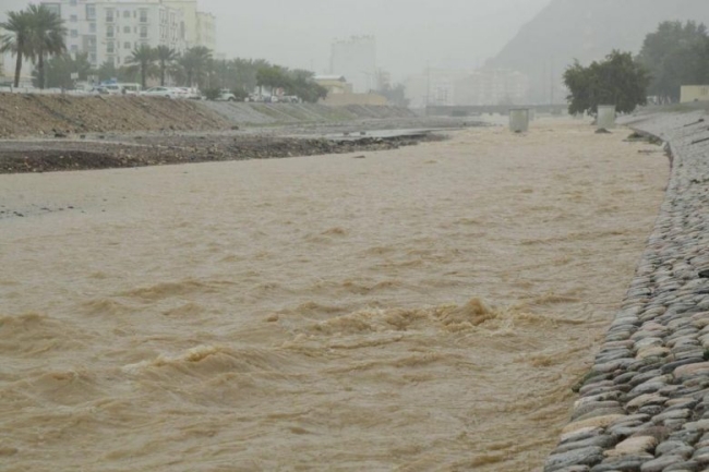 На Оман обрушились внезапные наводнения: ВИДЕО