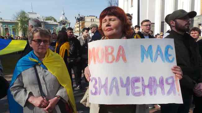 80% українців вважають, що керівництво країни і чиновники зобовязані говорити українською в робочий час, - опитування