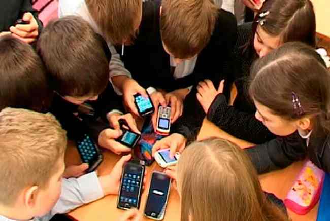 В Раде зарегистрирован законопроект о запрете мобильных телефонов в школах