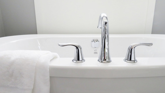 Коммунальщики и чиновники измеряют длину ванн в квартирах саратовцев