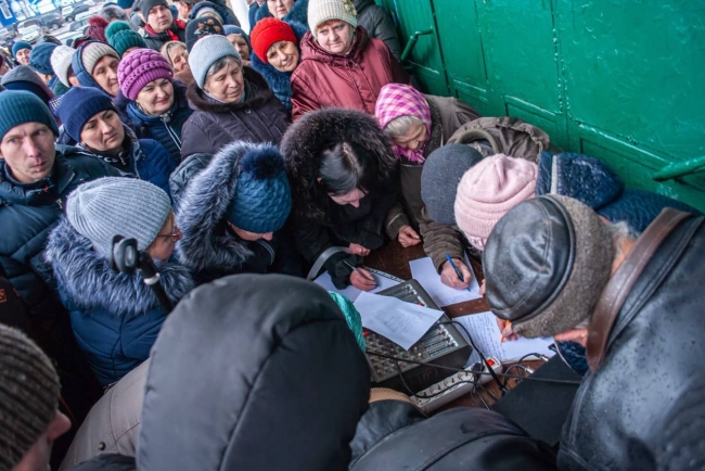 На Харьковщине люди вышли митинговать против закрытия больницы (фото)