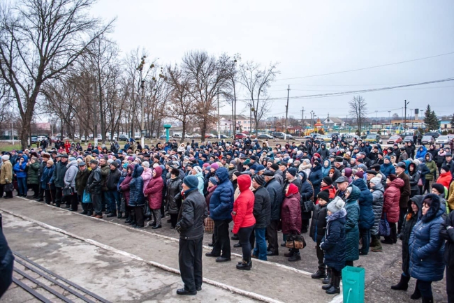 На Харьковщине люди вышли митинговать против закрытия больницы (фото)