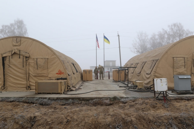 США передали українським спецпризначенцям найсучасніше наметове містечко