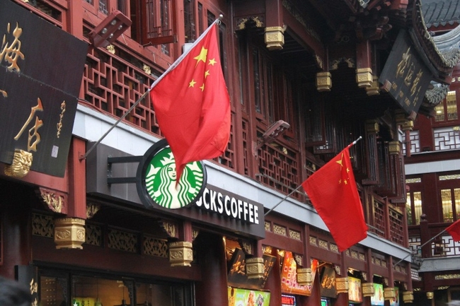 Кавярні Starbucks у Китаї відновлюють роботу через відступ коронавірусу
