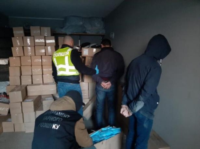 Вооруженное ограбление в Киеве: у предпринимателей забрали 100 тысяч медицинских масок (ФОТО)
