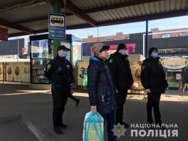 Полицейские следят за соблюдением карантинных мер в Харькове (ФОТО)
