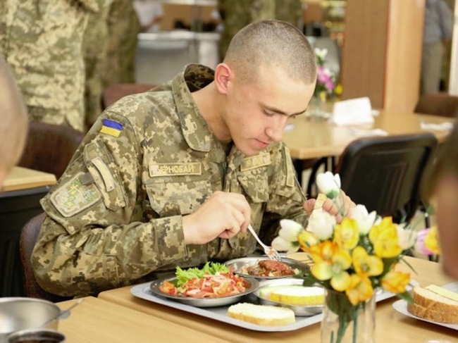 Міноборони не може організувати харчування військових по-новому, - Ukrainian Military Pages