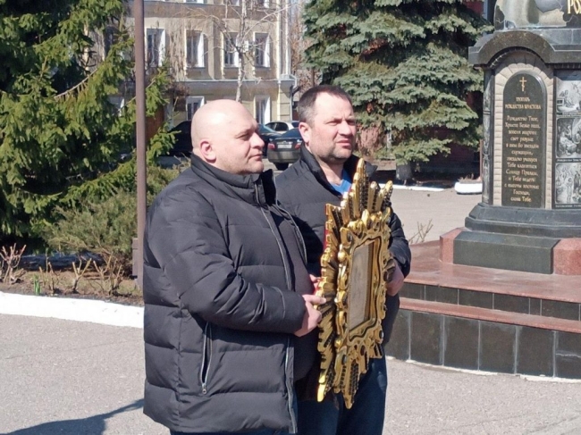 Святые отцы устроили шествие по окружной Харькова с молитвами против коронавируса (ФОТО)