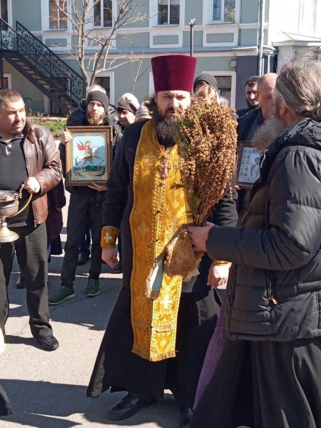 Святые отцы устроили шествие по окружной Харькова с молитвами против коронавируса (ФОТО)