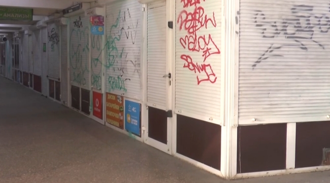 Графіті, сморід та знищені кіоски: у переходах харківського метро орудують вандали (ВІДЕО)