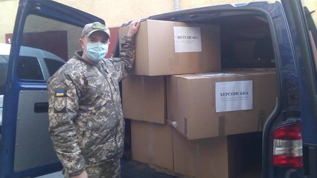 Військовослужбовці урядового Фельд’єгерського зв’язку Держспецзв’язку продовжують доставляти до всіх областей України медичні вантажі