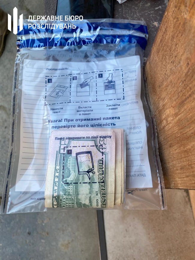 1000 доларів США за допомогу в контрабанді тютюну – ДБР затримало прикордонника