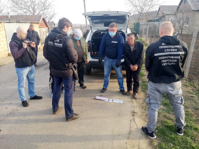 Прикордонники викрили канал незаконного переправлення осіб через українсько-молдовський кордон (ВІДЕО)