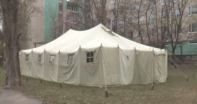На Харківщині біля лікарень встановили намети для прийому хворих на коронавірус (ВІДЕО)