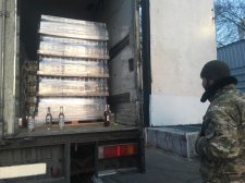В районі проведення ООС затримано вантажівку із 12,6 тисячами пляшок алкоголю