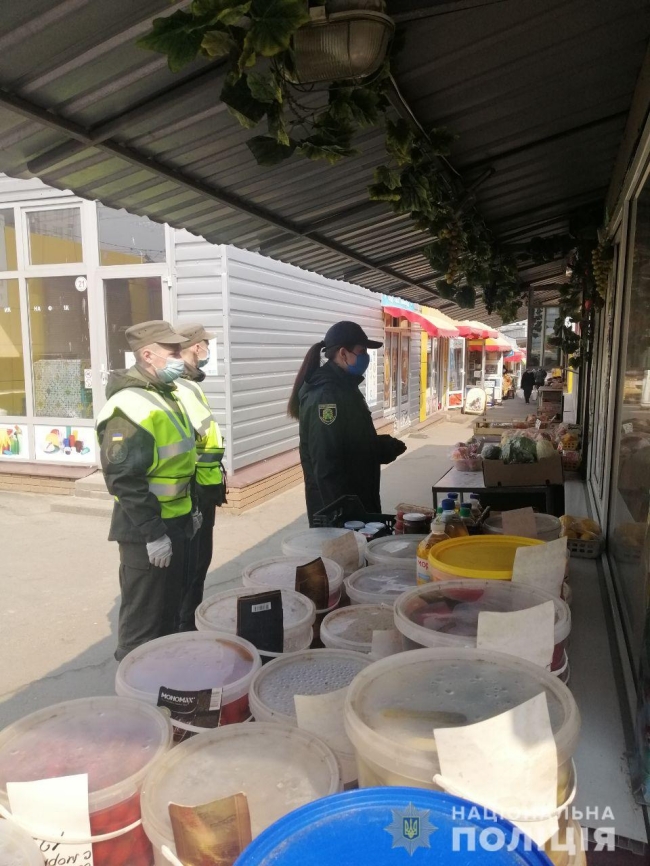 Полиция проверяет работу рынков во время карантина (ФОТО)