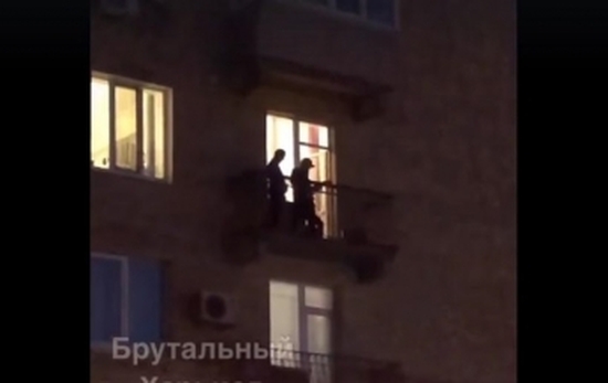 В Харькове музыканты дали концерт на балконе (ВИДЕО)