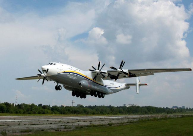 Найбільший у світі турбогвинтовий вантажний літак з флоту “Антонова” відновлює вантажоперевезення