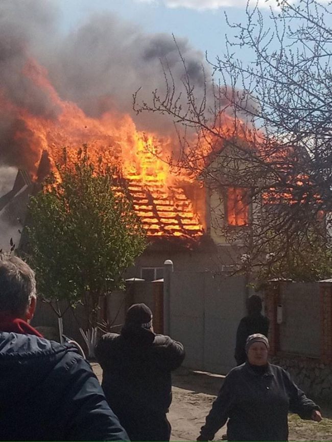 У Мерефі люди відновлюють після пожежі будинок багатодітної сімї — ВІДЕО