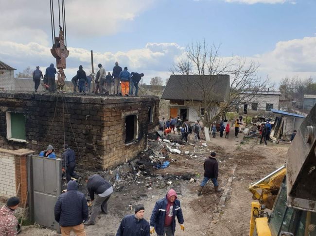 У Мерефі люди відновлюють після пожежі будинок багатодітної сімї — ВІДЕО