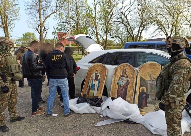 Правоохоронці затримали міжрегіональну групу викрадачів ікон із церков