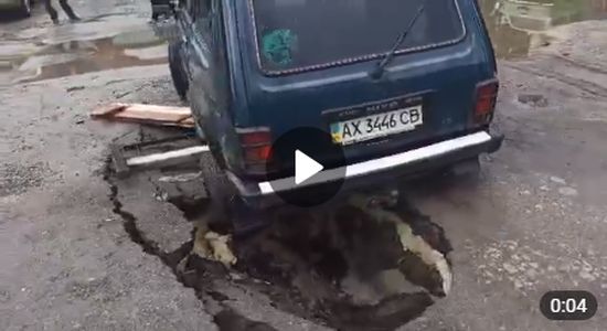 В Харькове легковушка провалилась под асфальт (ВИДЕО)