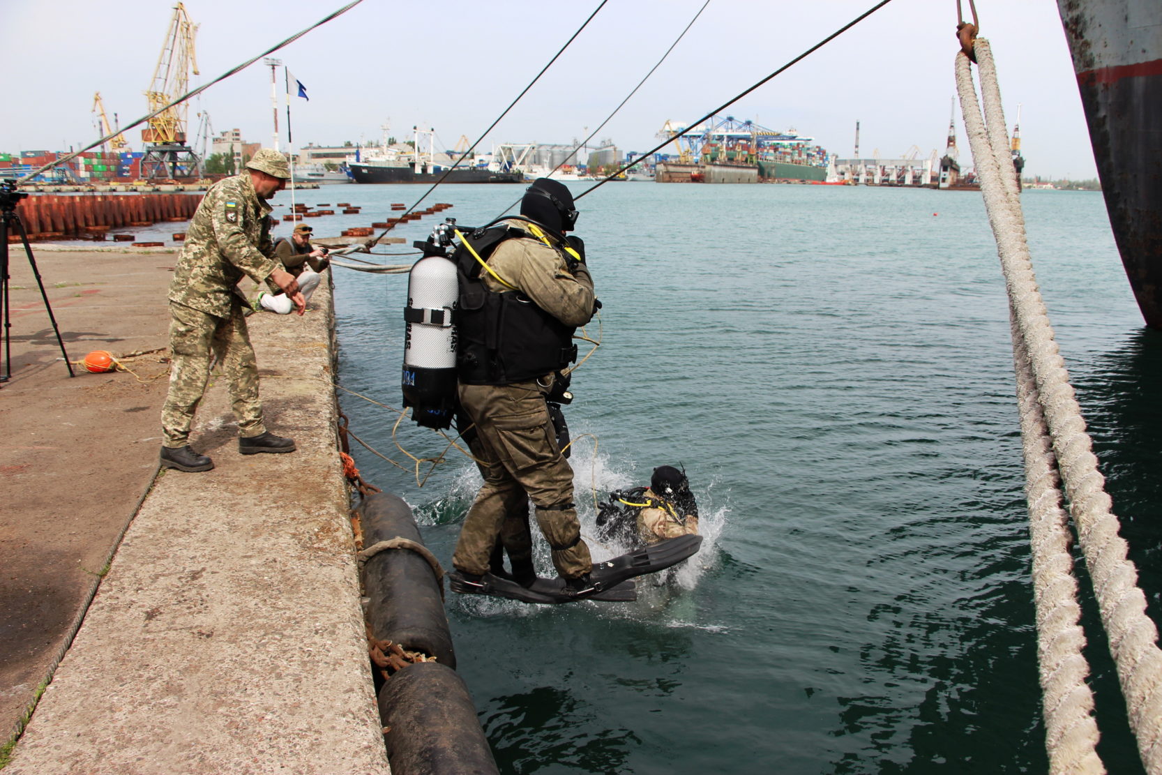 Військові водолази обстежили акваторію Одеського порту на наявність диверсійних пристроїв противника