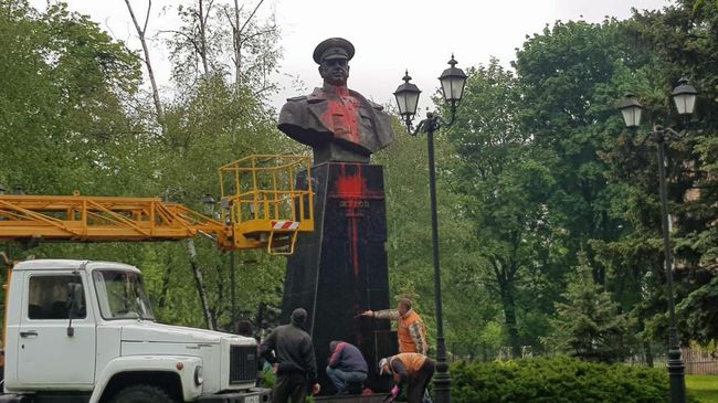 Второй день подряд: в Харькове снова облили краской памятник Жукову (ФОТО)