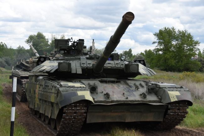 На Харківщині майбутні офіцери-танкісти під час практичних польових занять освоюють Т-84У