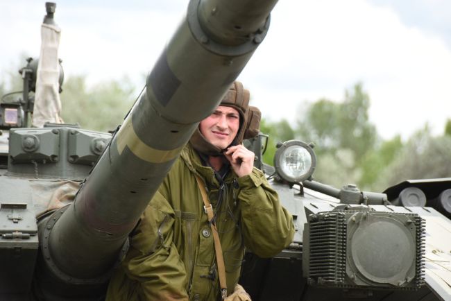 На Харківщині майбутні офіцери-танкісти під час практичних польових занять освоюють Т-84У