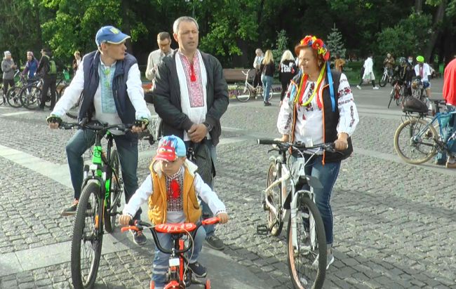 Вишиванки та колеса: у Харкові відбувся святковий велозаїзд та автопробіг (ФОТО, ВІДЕО)