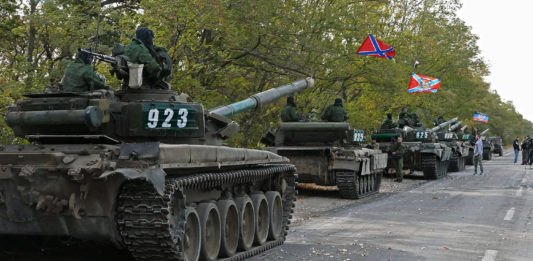 Танки та САУ окупантів помічені поряд з мирними населеними пунктами на Донбасі