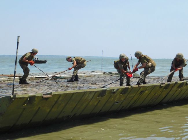 Військові понтонери надають допомогу в наведенні переправи над затокою Каховського водосховища на Дніпропетровщині