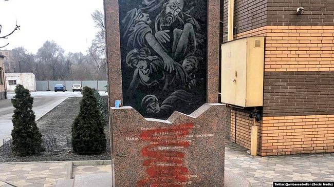 У Кривому Розі чоловікові, який обмалював пам’ятник жертвам Голокосту, дали умовний термін